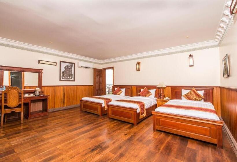 חדר סופריור לשלושה, Okay Boutique