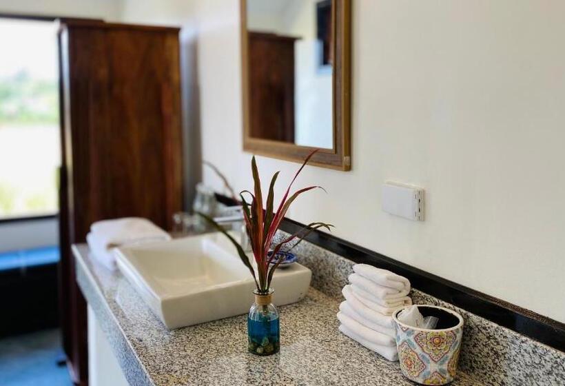 اتاق لوکس با تخت بزرگ, Nan Seasons Boutique Resort