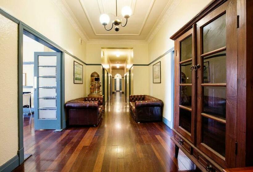 غرفة إقتصادية حمام مشترك, Captain Stirling