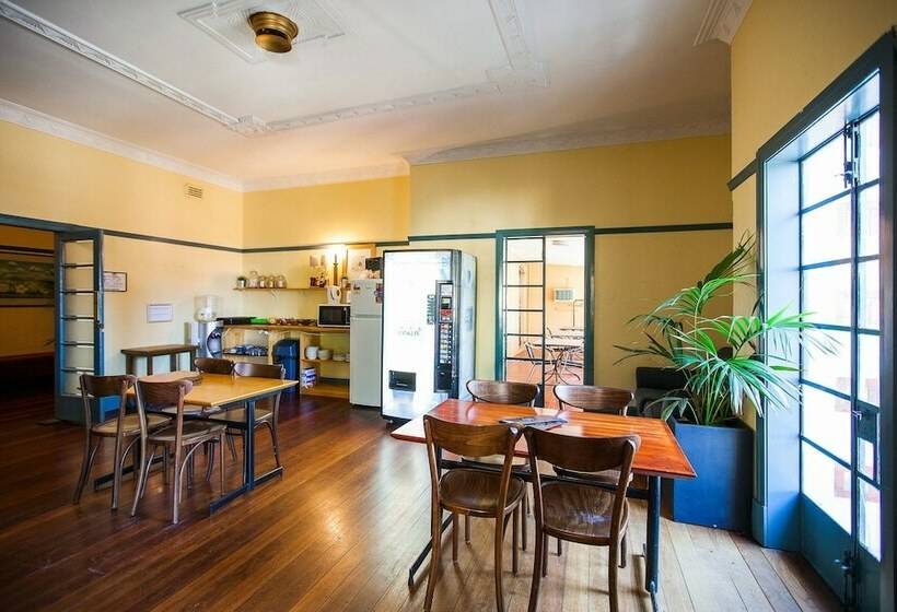 غرفة إقتصادية حمام مشترك, Captain Stirling