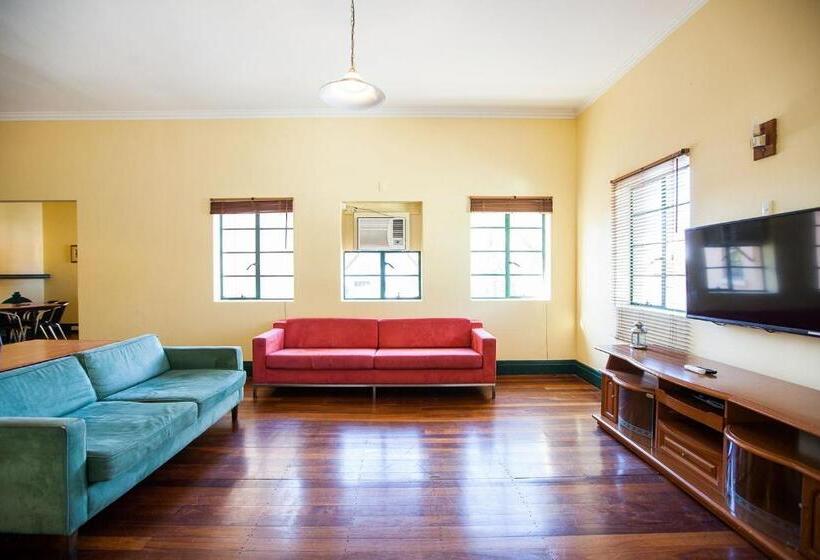 شقة غرفة واحدة, Captain Stirling