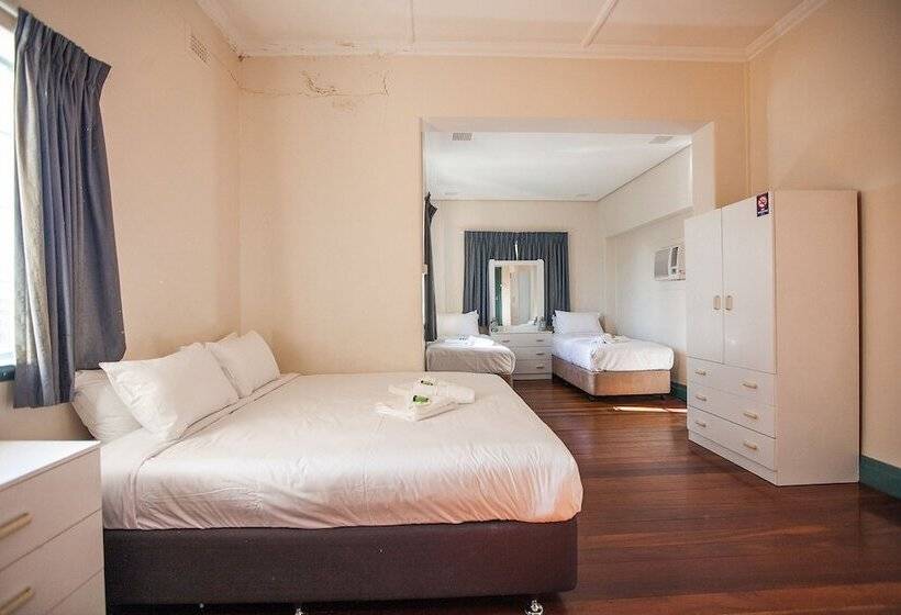 إستديو عائلى, Captain Stirling