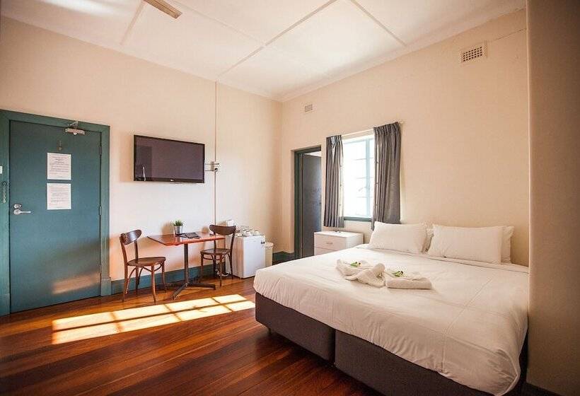 إستديو عائلى, Captain Stirling