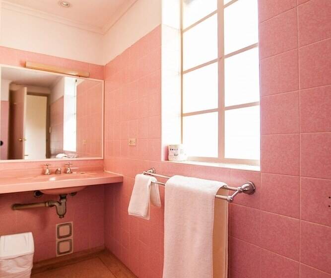 إستديو عائلى, Captain Stirling