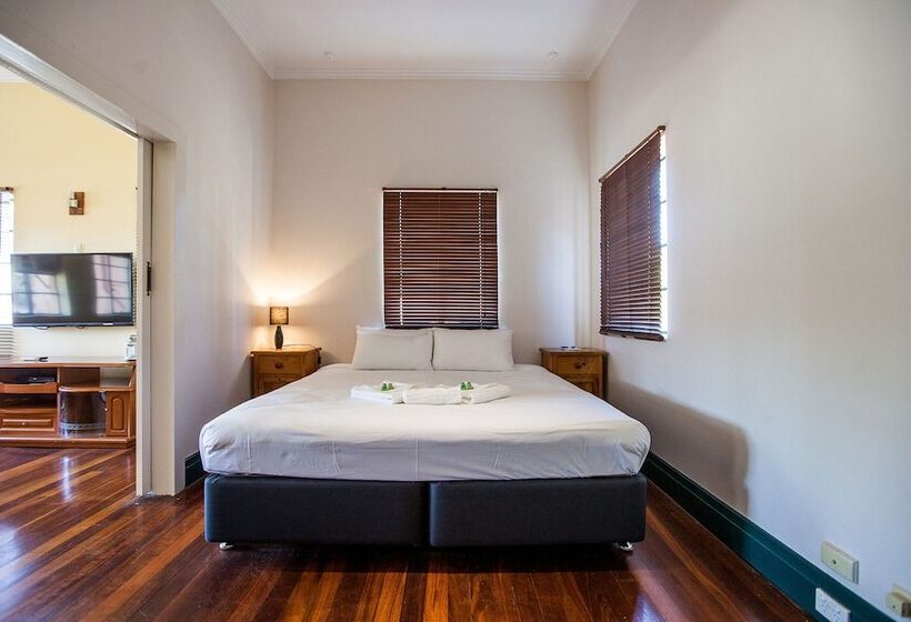 شقة غرفة واحدة, Captain Stirling