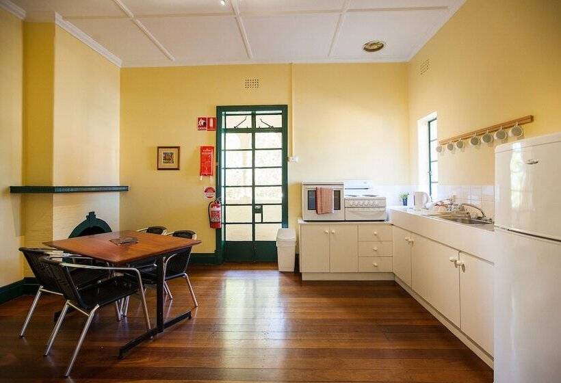 شقة غرفة واحدة, Captain Stirling