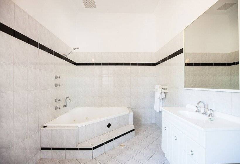 شقة غرفة واحدة, Captain Stirling