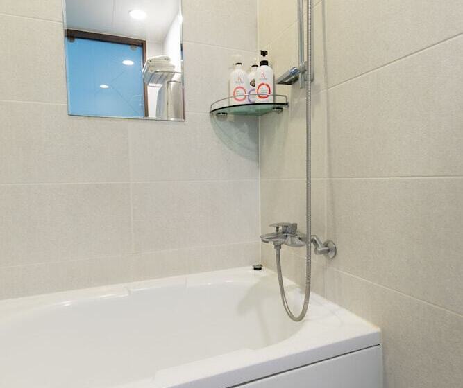 חדר משפחתי, Rosana