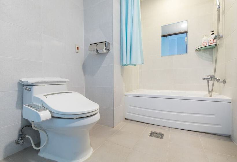 חדר משפחתי, Rosana