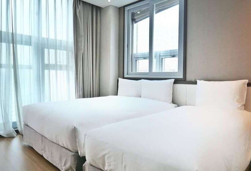 חדר משפחתי, Rosana