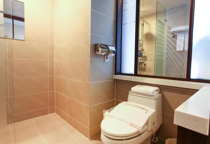 חדר סטנדרט לשלושה, Rosana