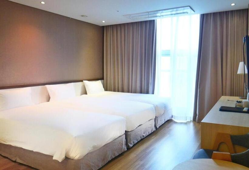 חדר סטנדרט לשלושה, Rosana