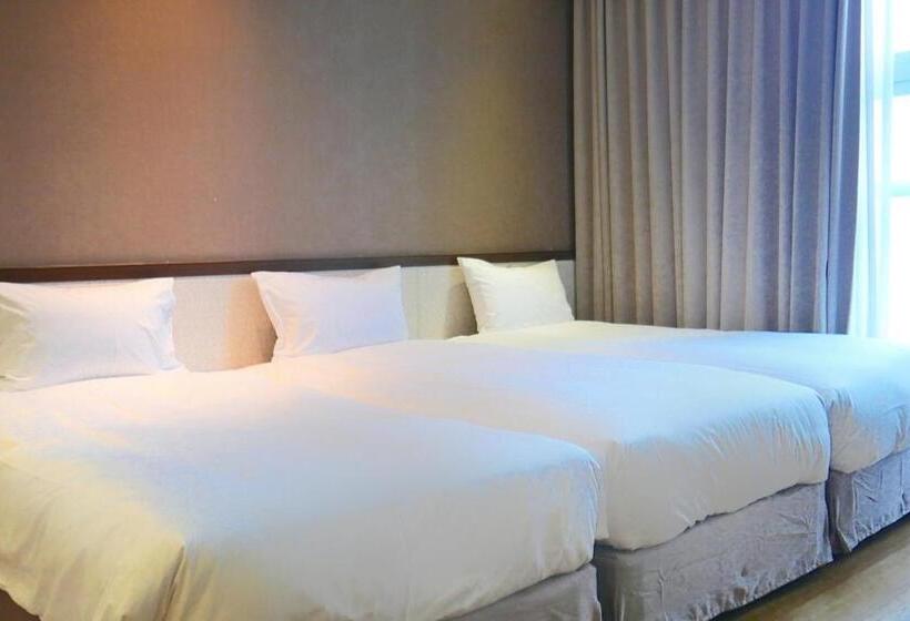 חדר סטנדרט לשלושה, Rosana