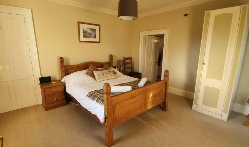 스탠다드 룸 킹사이즈 침대, Tirindrish House