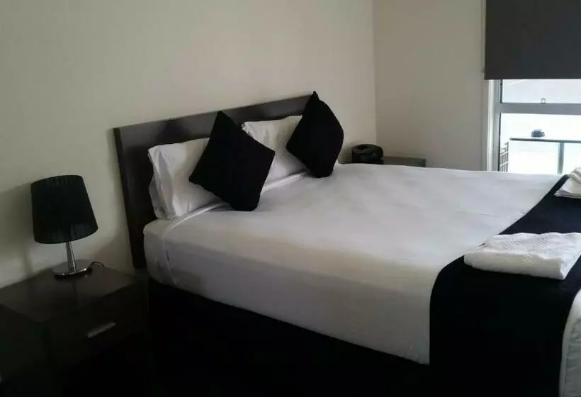 デラックスルーム, Dooleys Tavern And Motel Capella