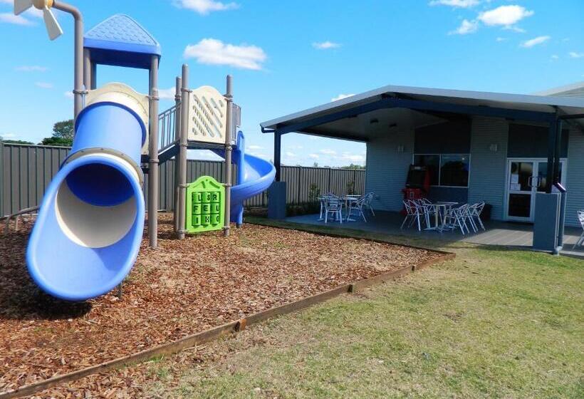 חדר משפחתי, Dooleys Tavern And Motel Capella