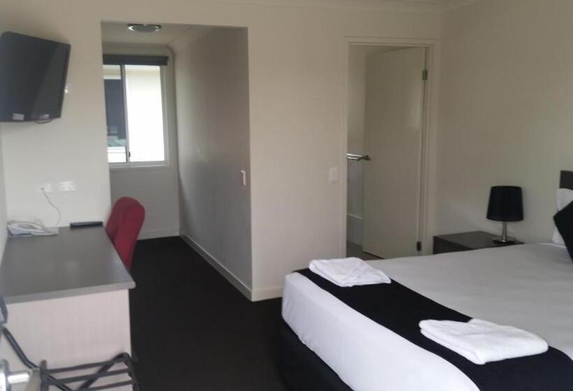 חדר משפחתי, Dooleys Tavern And Motel Capella