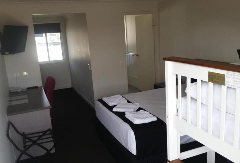 חדר משפחתי, Dooleys Tavern And Motel Capella