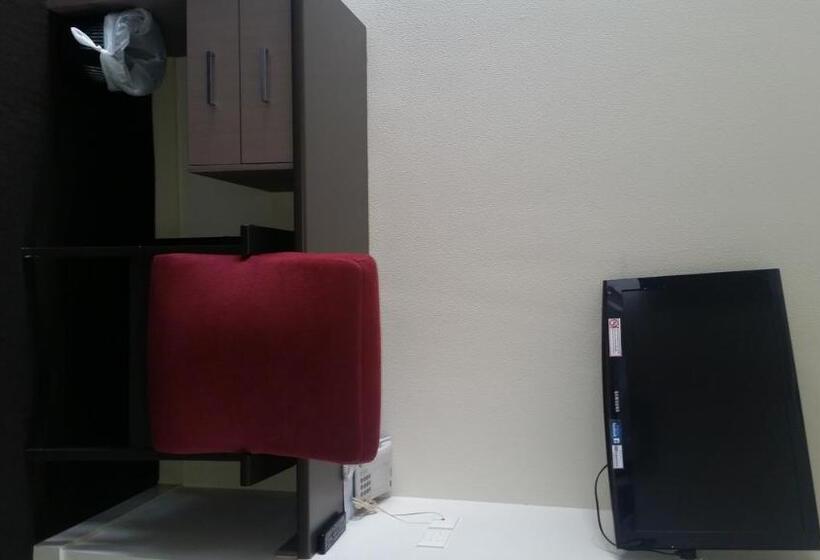 חדר משפחתי, Dooleys Tavern And Motel Capella