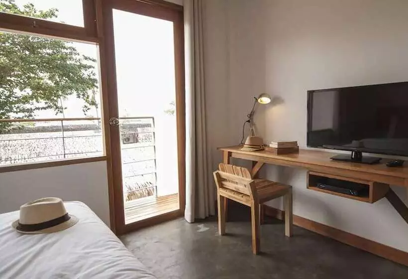 エコノミールーム, Escape Beach Resort   New Look Renovated