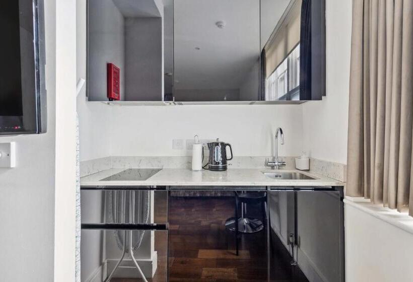 סטודיו פרמיום, Golden Square