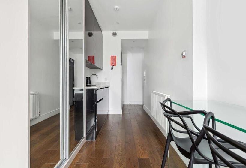 סטודיו קלאסי, Golden Square