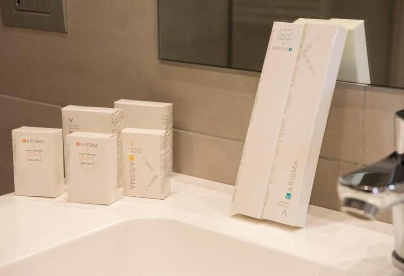 غرفة قياسية ثلاثية, Grand Hotel Biffy