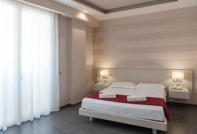 غرفة قياسية ثلاثية, Grand Hotel Biffy