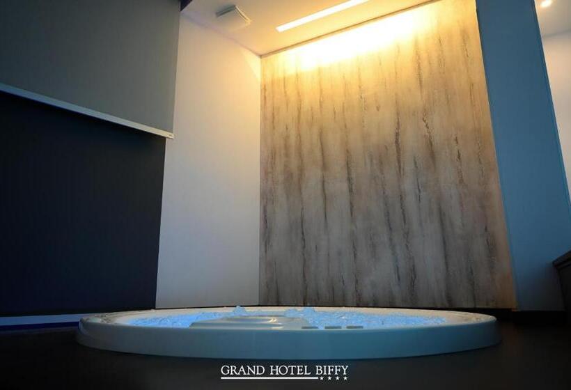 جناح ديلوكس, Grand Hotel Biffy