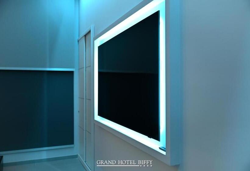 جناح ديلوكس, Grand Hotel Biffy