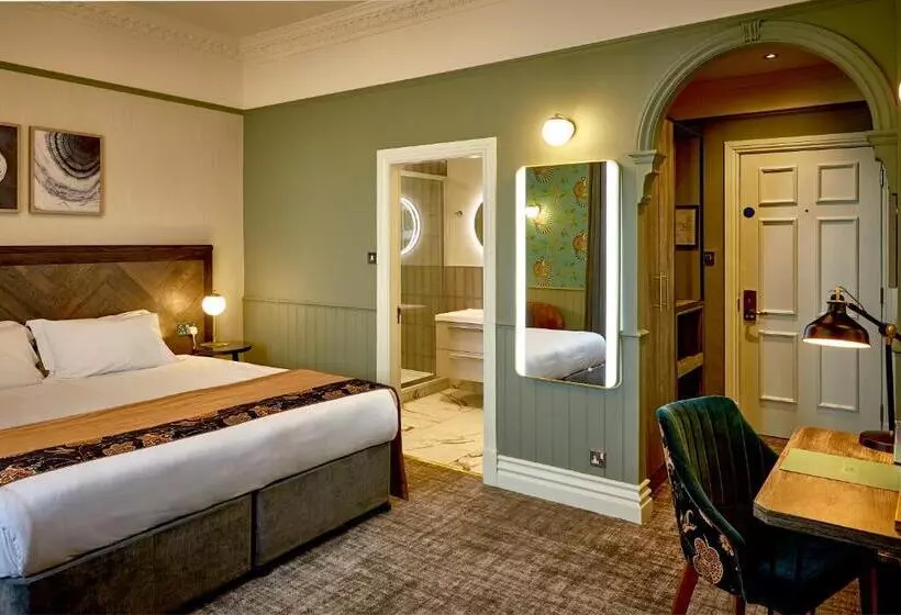 اتاق اجرایی, Alderley Edge