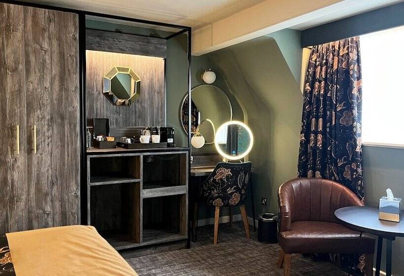 سوییت جونیور, Alderley Edge