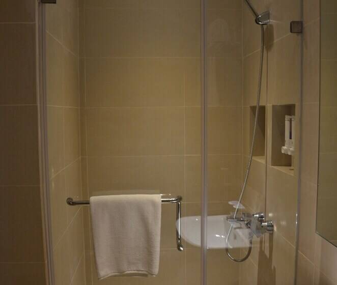 اتاق سوپریور چهار تخته, Monticello Tagaytay