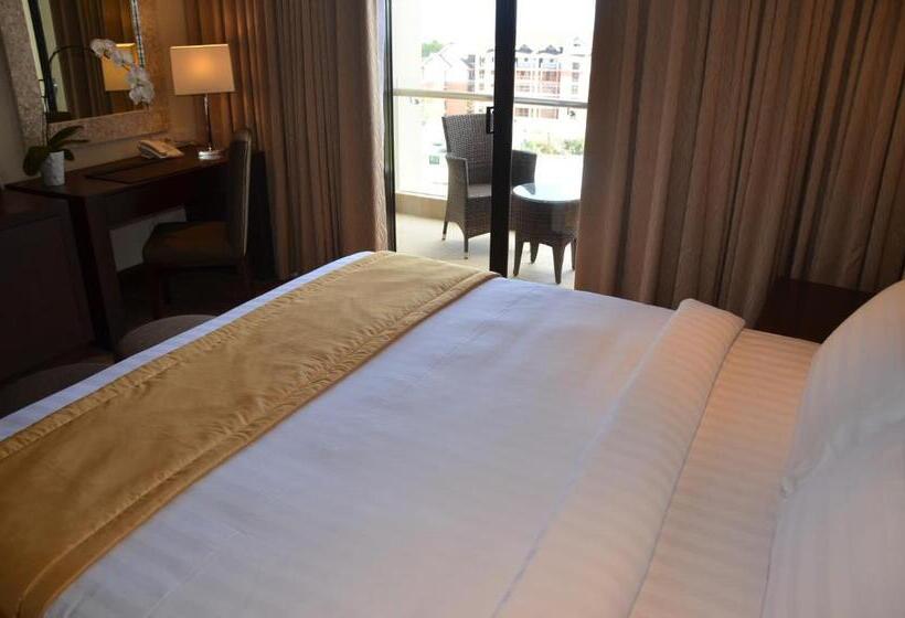 اتاق لوکس با تخت بزرگ, Monticello Tagaytay