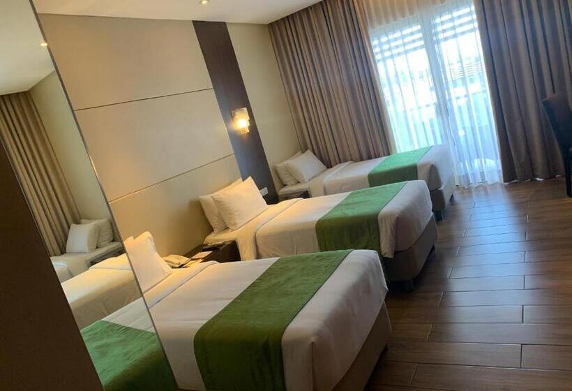 اتاق استاندارد سه نفره, Monticello Tagaytay