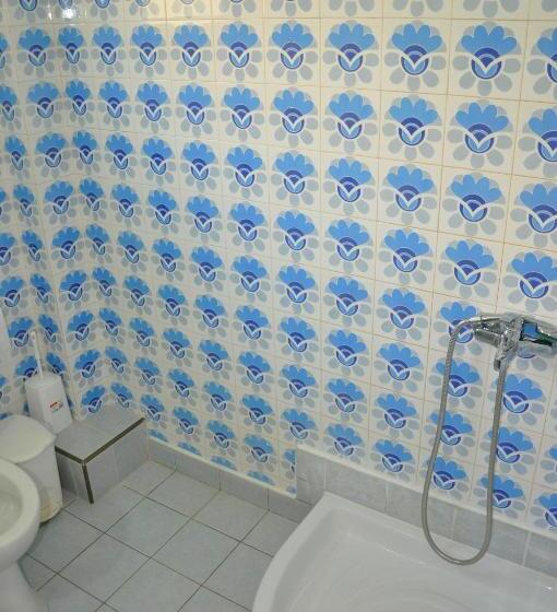 スタンダードトリプルルーム, Nora