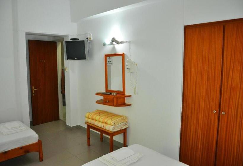 スタンダードトリプルルーム, Nora