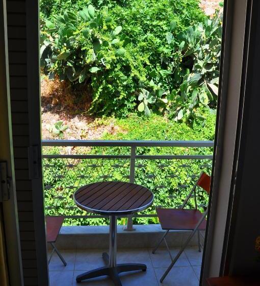 スタンダードトリプルルーム, Nora