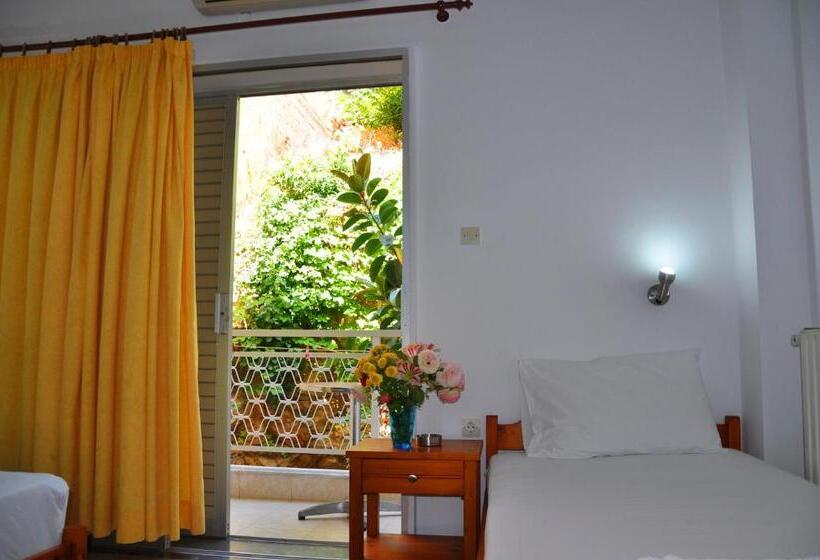 スタンダードトリプルルーム, Nora