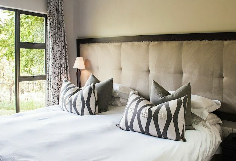 غرفة ديلوكس, The Blades