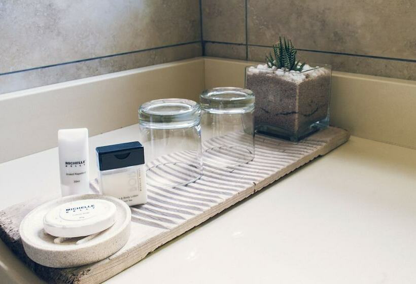 غرفة ديلوكس, The Blades