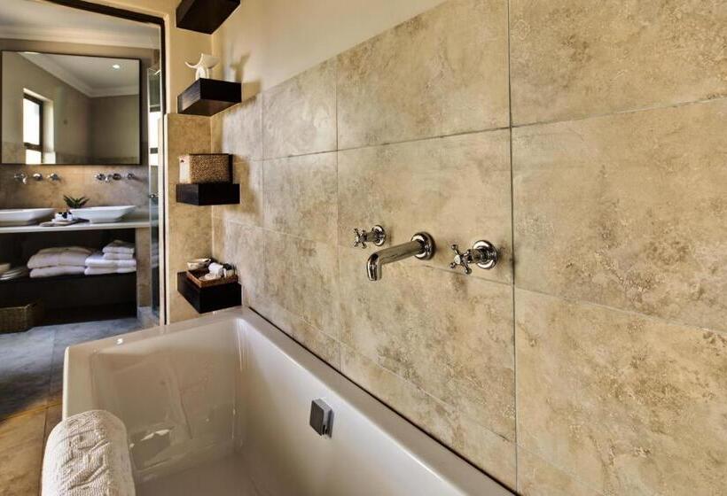 جناح إدارى, The Blades