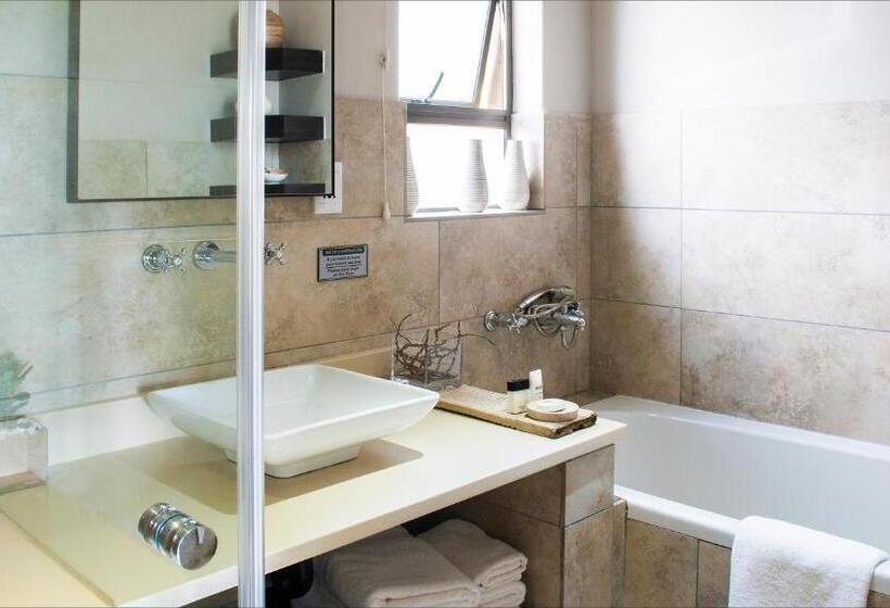 غرفة عائلية, The Blades