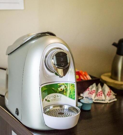 غرفة عائلية, The Blades