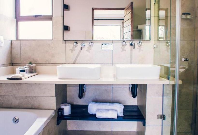 غرفة ديلوكس, The Blades