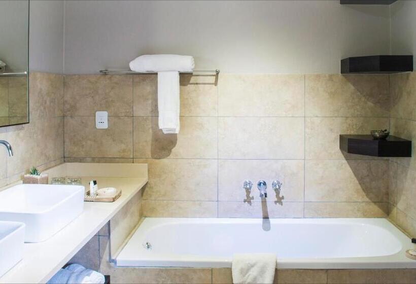 غرفة قياسية, The Blades