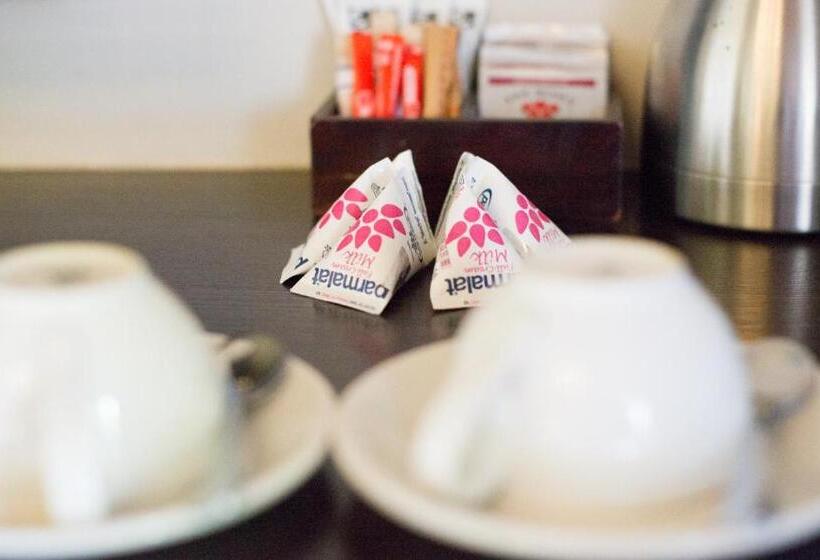 غرفة قياسية, The Blades