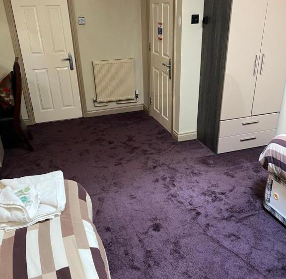 이코노미 룸, Southport Metro