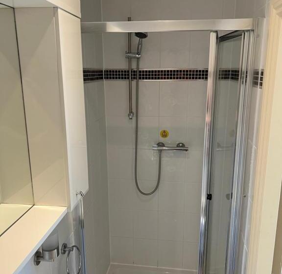 이코노미 룸, Southport Metro