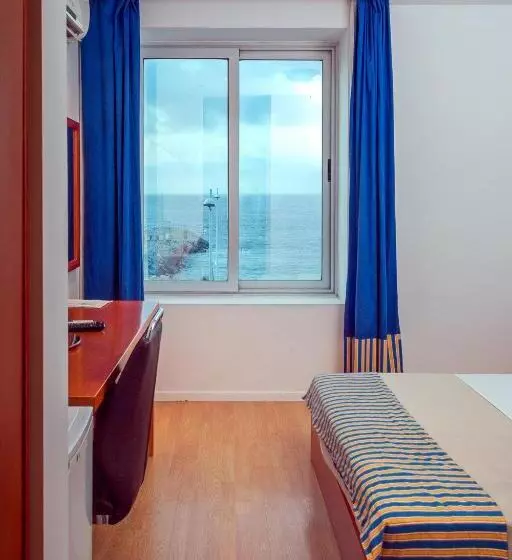 Deluxe Suite King Bed, Art House